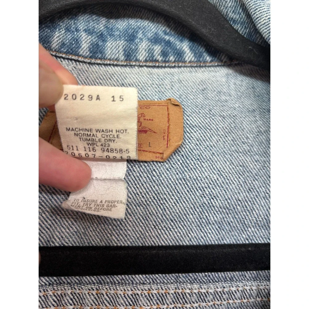 Vintage Levis 70507-0219 Denim Trucker Jacket Made in USA Light Wash Large